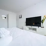 - 3 Bedroom - 6 Person Apartamento Düsseldorf